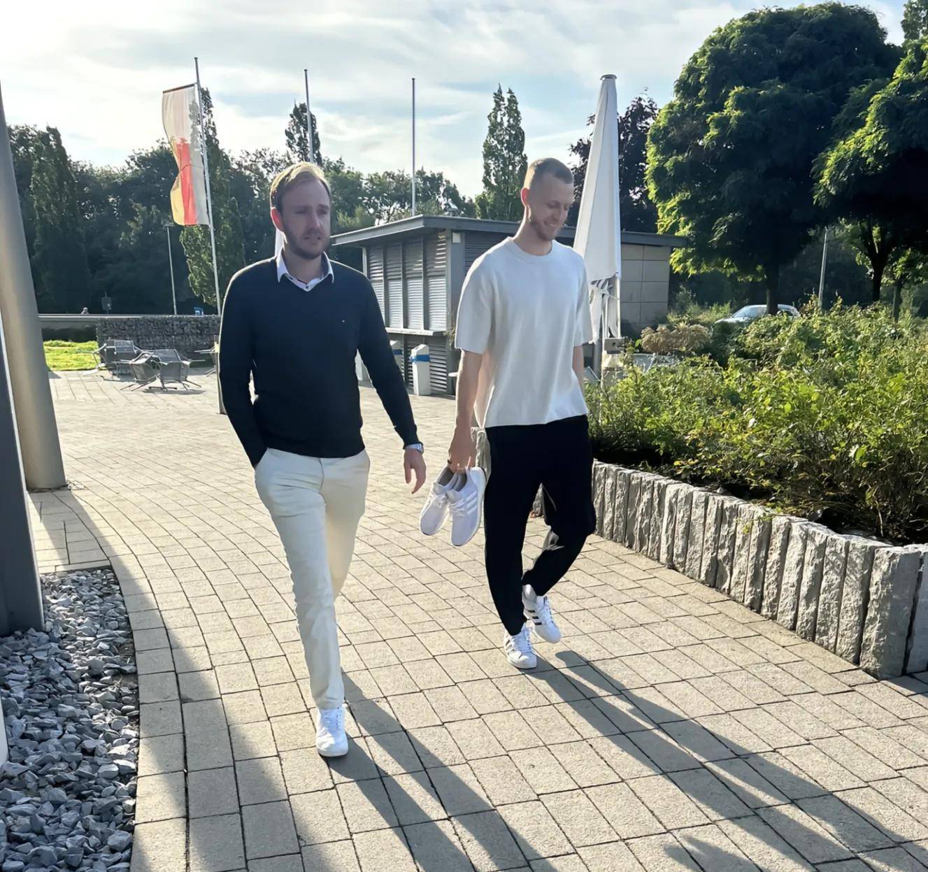 包含汉堡战平对手，难以扭转颓势的词条