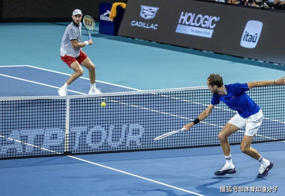 美国网球队翻盘英国网球队，梅德韦杰夫爆发神勇的简单介绍