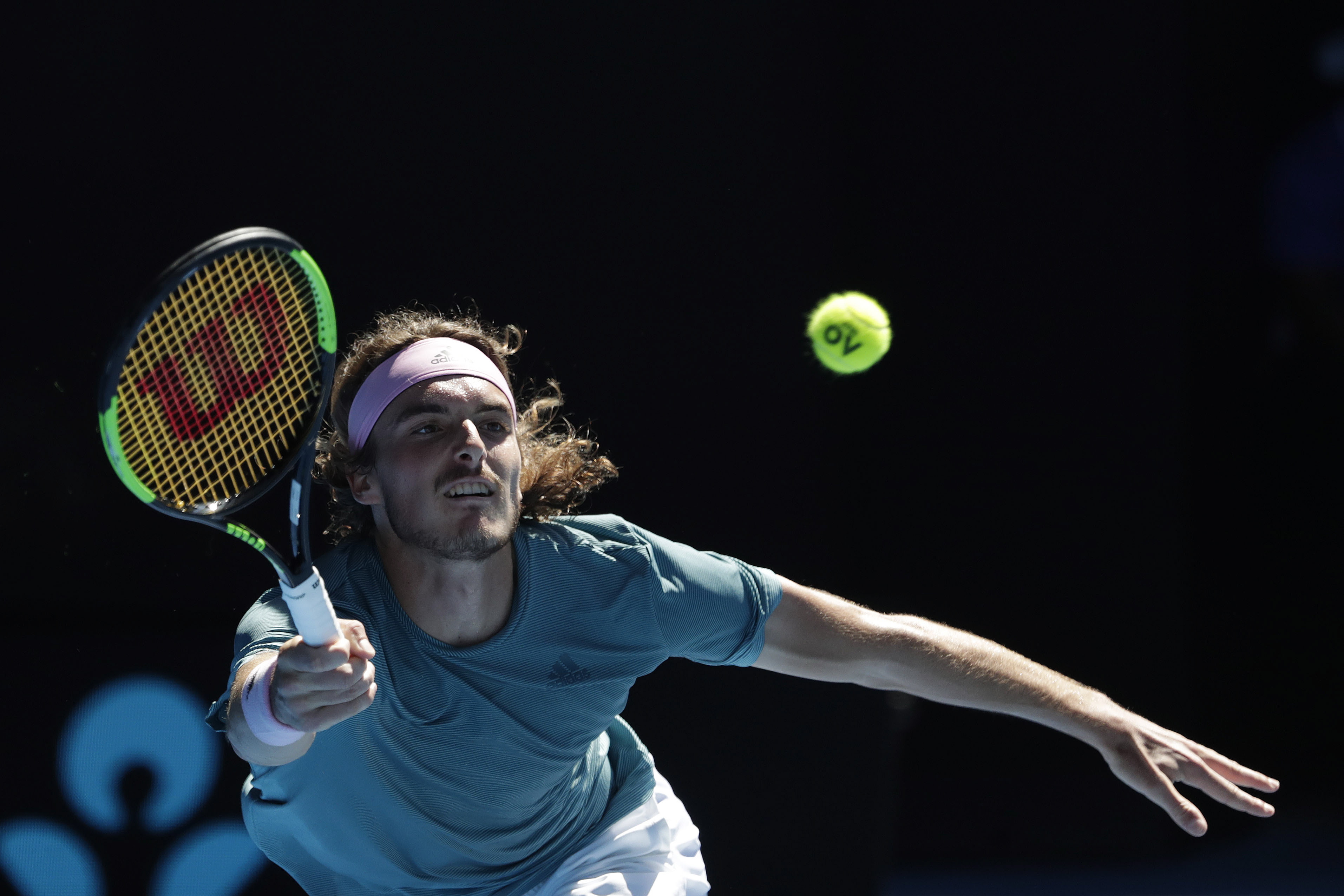 包含西班牙网球队翻盘英国网球队，西西帕斯关键制胜的词条