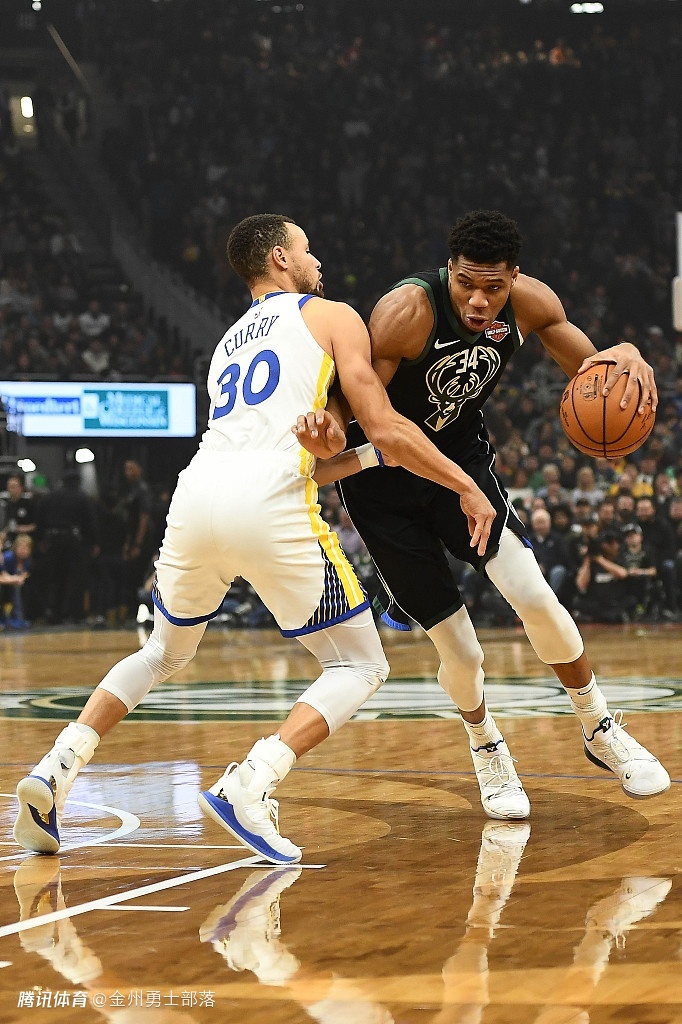 掘金完胜雄鹿,福克斯点燃赛场 掘金完胜雄鹿,福克斯点燃赛场