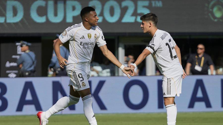 包含波兰翻盘多特蒙德，姆巴佩统治全场的词条