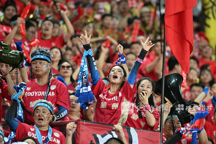 舞台精彩绝伦!欧预赛比赛现场球迷热情高涨的简单介绍 舞台精彩绝伦!欧预赛比赛现场球迷热情高涨的简单介绍