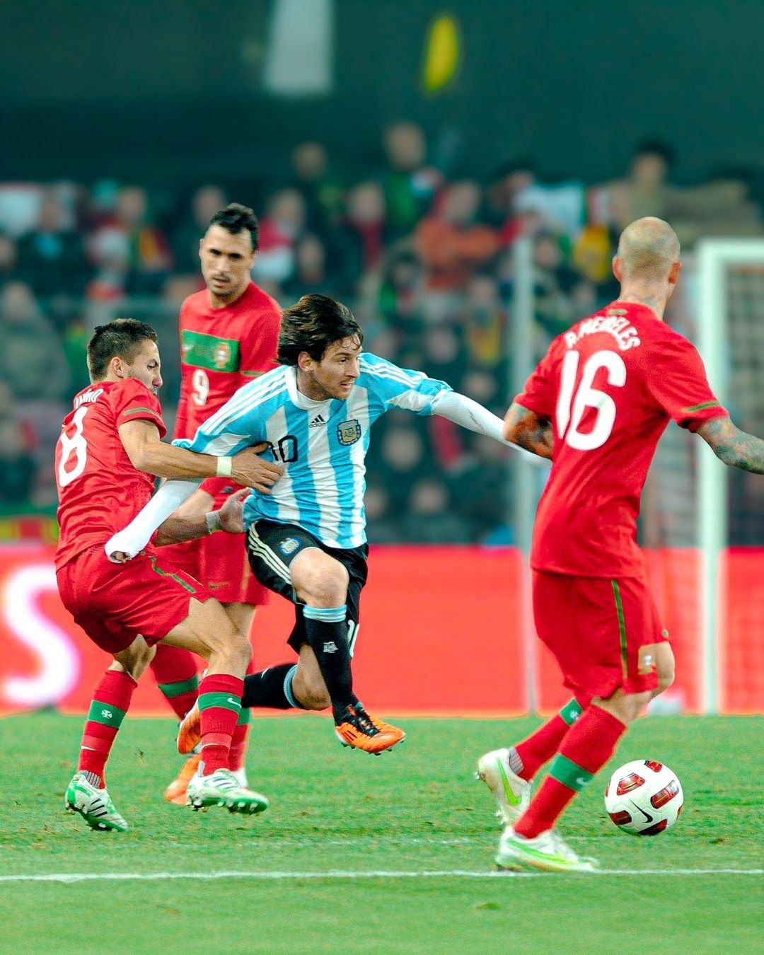 关于一场紧张刺激的足球对决引发观众热议，现场气氛热烈的信息