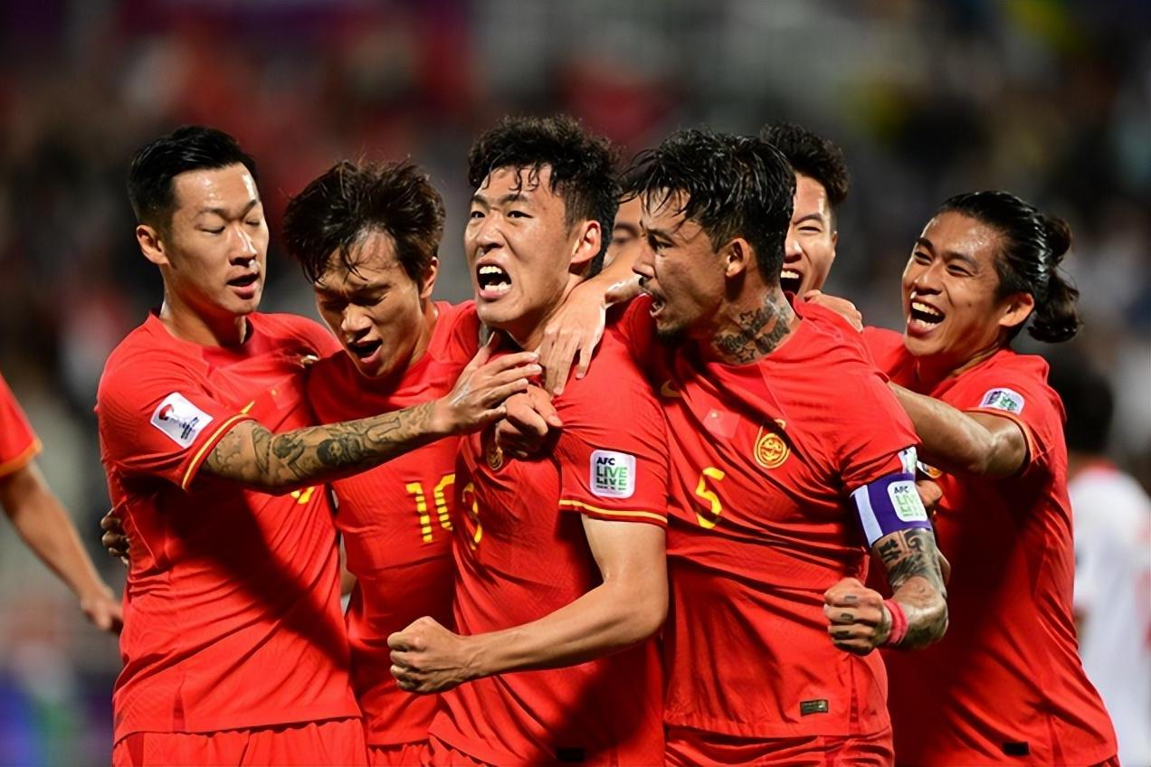 关于国内职业足球赛事再掀热潮，顶尖球队实力抢眼，备受瞩目的信息