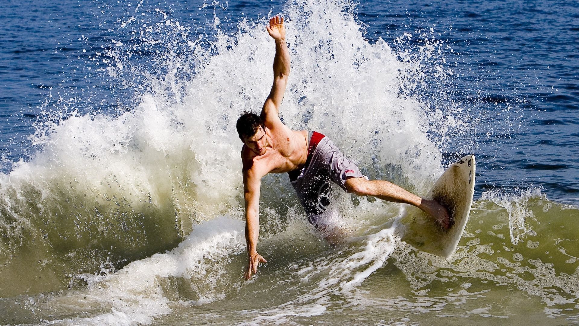 夜战狮城，红魔破咒，勒克莱尔以唯一之名，书写F1新加坡最孤独的胜利